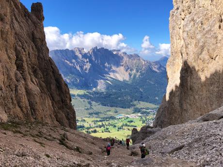 Stoupání do sedla Passo Vajolon před nástupem na ferratu Rotwand