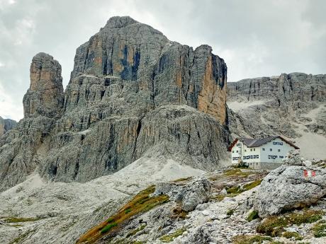 Chata Pisciadu je vítaným místem odpočinku pro turisty i ferratisty