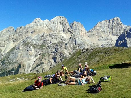 Odpočinek u chaty Rifugio Passo San Nicolo