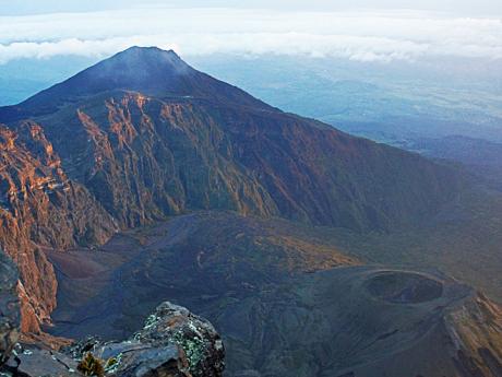 Uvnitř kráteru Mount Meru se vytvořil další menší útvar z popela a lávy