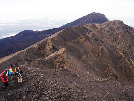 Stěny kráteru na vrcholu Mt. Meru