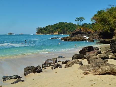 Koupání v karibském tyrkysu na plážích národního parku Manuel Antonio