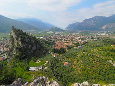 Arco s horou Monte Brione a skalními útesy tyčícími se nad Gardským jezerem