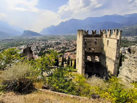 Hrad Arco je dominantou stejnojmenného městečka