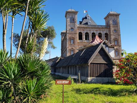 Hrobky merinských panovníků před královským palácem v Antananarivu