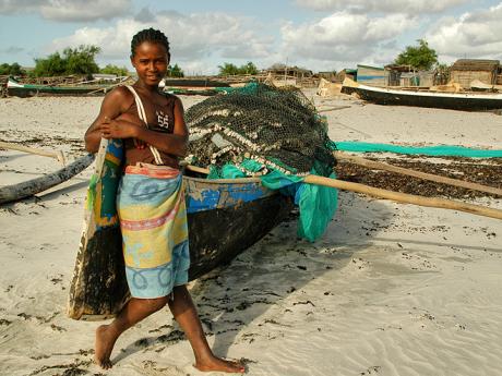 Usměvavá obyvatelka jedné z rybářských vesnic na Madagaskaru