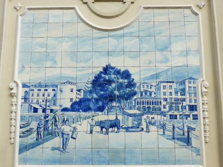 Kachličky azulejos na stěnách domů vytváří z ulic Funchalu malou galerii