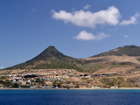 Sousední ostrov Porto Santo leží asi 43 km severovýchodně od Madeiry