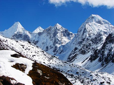 Pohled na zasněžené vrcholky Tawoche Peak při cestě do Lobuche