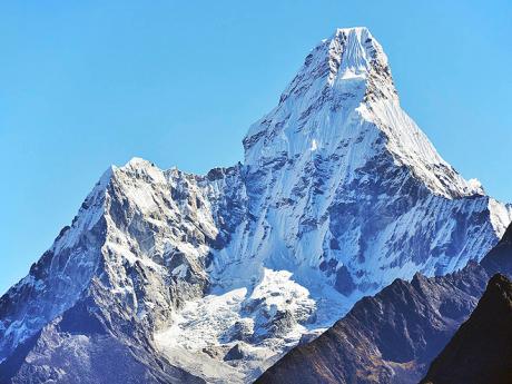 Ama Dablam s holým skalnatým masivem