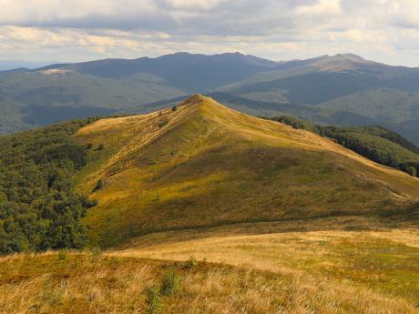 Sestup z travnatého hřebene poloniny Caryńska