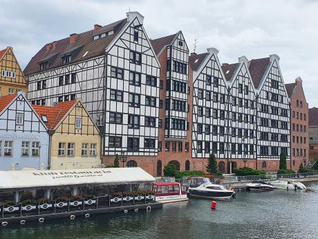 Domy s typickou architekturou ve starém historickém centru Gdaňsku