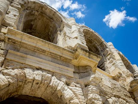 Detail antických oblouků Les Arènes ve městě Arles