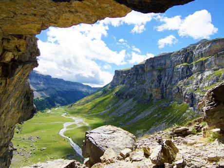 Kaňon Ordesa byl vyhlouben ve vápencových stěnách a je dlouhý 15 km