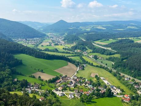 Malebná krajina pod Pittentaler klettersteig