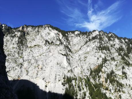 Pohled na stěnu, ve které se ukrývá lehčí A/B ferrata