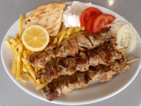 Kousky grilovaného masa souvlaki