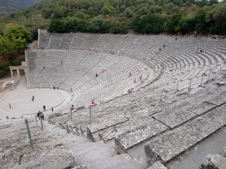 Obrovský antický amfiteátr v Epidauru pojme až 14 tisíc diváků