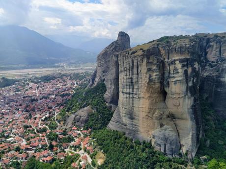 Městečko Kalambaka leží hned pod skalami v oblasti Meteora