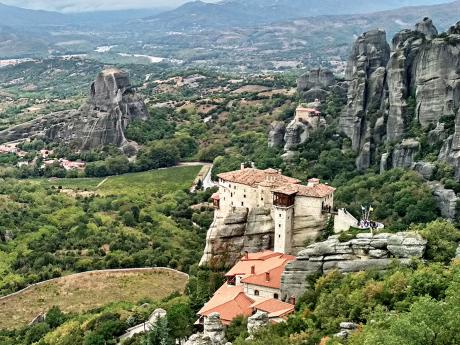 Kláštery Meteora a okolní skály ční vysoko nad zbytkem krajiny