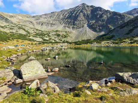 Klidná hladina Musalského jezera v pohoří Rila 