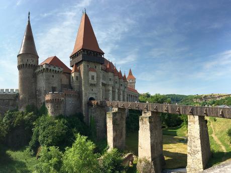 Přístup do Korvínova hradu vede přes dlouhý most nad vodním příkopem