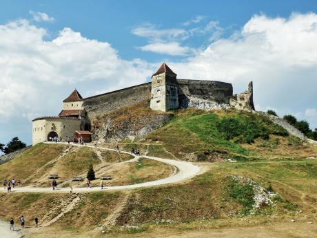 Impozantní hrad Râşnov tyčící se na kopci nad stejnojmenným městem 