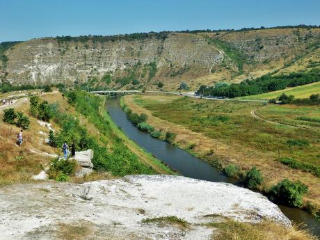 Krátký výšlap podél řeky Răut ke skalnímu klášteru Orheiul Vechi