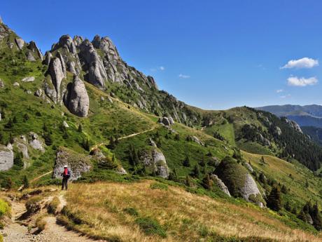 Bizarní vápencové útvary vzniklé erozí v pohoří Ciucaş