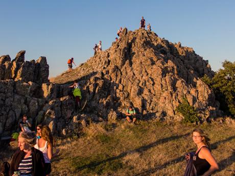 Čekání na západ slunce na megalitické observatoři Kokino