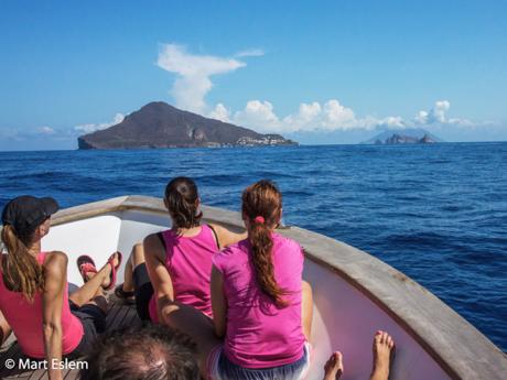 Pohodička na přídi při lodním výletu na ostrovy Panarea a Stromboli