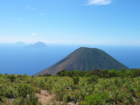 Ostrov Salina při pohledu z nejvyššího vrcholu Monte Fossa delle Felci