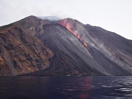 Řinoucí se láva po sciara del fuoco na Stromboli