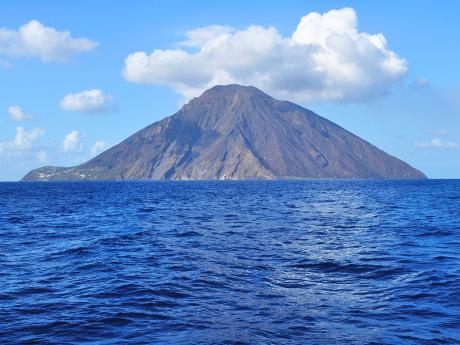 Pohled z lodi na kužel stratovulkánu Stromboli