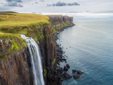 Vodopád Mealt Falls padá z pobřežního útesu ostrova Skye přímo do moře