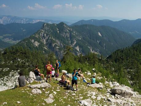 Turistická skupina se kochá výhledy na vrcholu Slemenovy špice