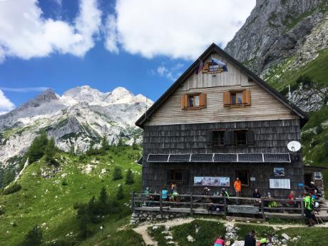 Jednou ze zastávek při výstupu na Triglav je horská bouda Vodnikov dom