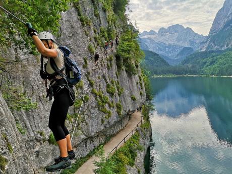 Na ferratě Laserer Alpin (C) nad jezerem Vorderer Gosausee