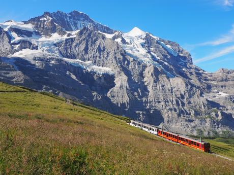 Železnice na Jungfraujoch s výhledem na velikány Eiger, Mönch a Jungfrau