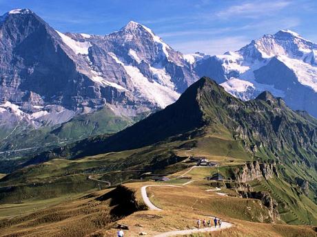 Výhled z Männlichenu na zasněžené vrcholy Eiger, Mönch a Jungfrau