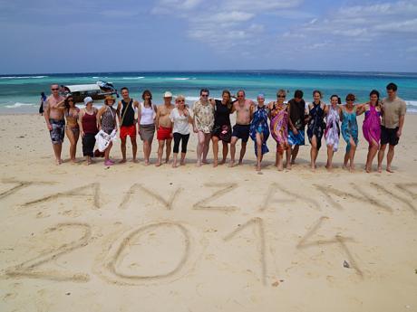 Závěrečné společné foto na pláži Zanzibaru