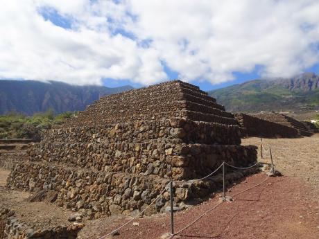 Stupňovité pyramidy z lávového kamene v Güímaru