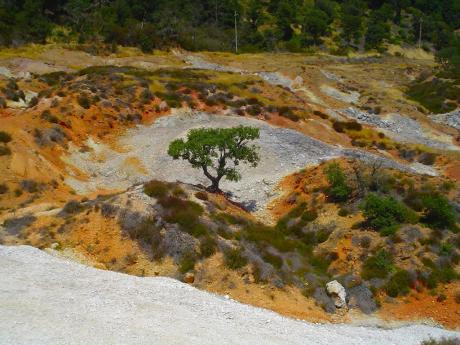 V geotermálním parku Biancane probíhá mnoho přírodních geotermálních jevů