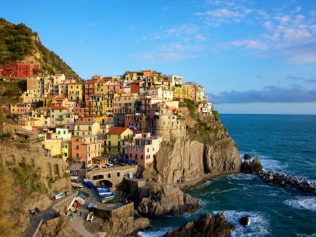 Vesničku Manarola v Cinque Terre tvoří domky v pastelových barvách