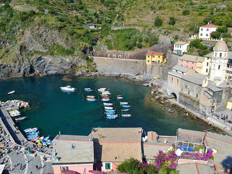 Přírodní přístav ve vesnici Vernazza v pobřežní oblasti Cinque Terre