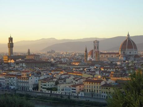 Pozorování zapadajícího slunce nad Florencií z Piazza Michelangelo 