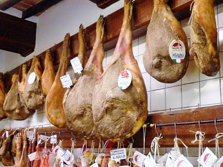 Sušené vepřové kýty aneb pravé vynikající prosciutto