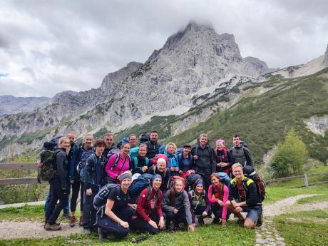 Skupinka ferratistů a turistů s vrcholem Spitzmauer v pozadí