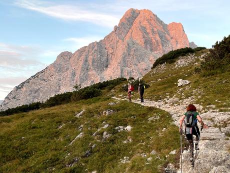 Impozantní pohled na vrchol Spitzmauer během túry v Mrtvých horách