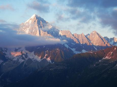 Ranní pohled na monumentální vrchol Aiguille du Verte